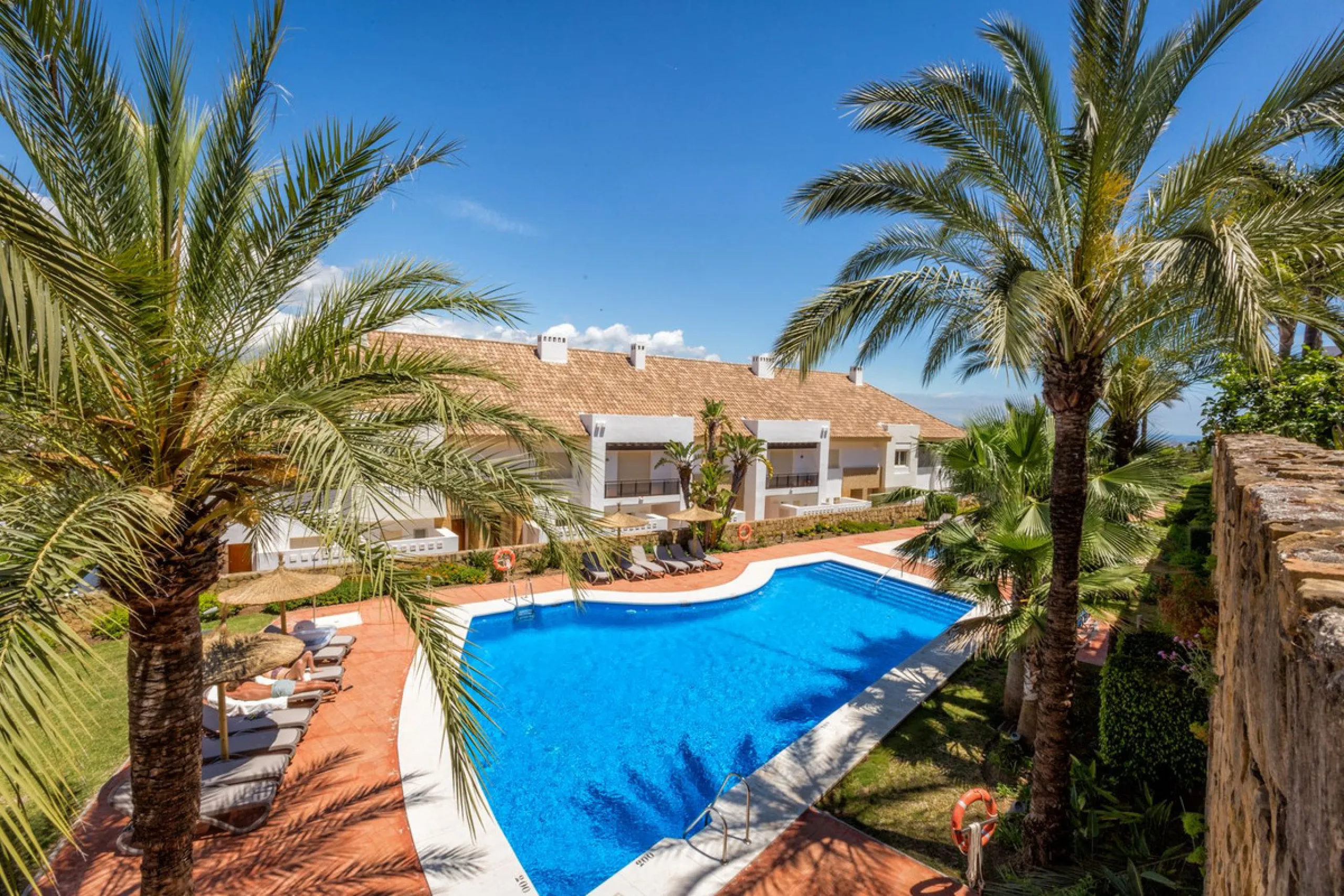 We present this stunning townhouse with 3 bedrooms and 3 bathrooms, located in the exclusive Monte Alto complex in La Cala Golf, Mijas – one of the most sought-after areas on the Costa del Sol. With 220 m² built, this property combines elegance, comfort, 