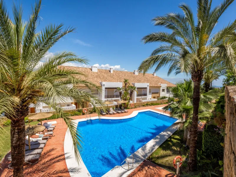 We present this stunning townhouse with 3 bedrooms and 3 bathrooms, located in the exclusive Monte Alto complex in La Cala Golf, Mijas – one of the most sought-after areas on the Costa del Sol. With 220 m² built, this property combines elegance, comfort, 
