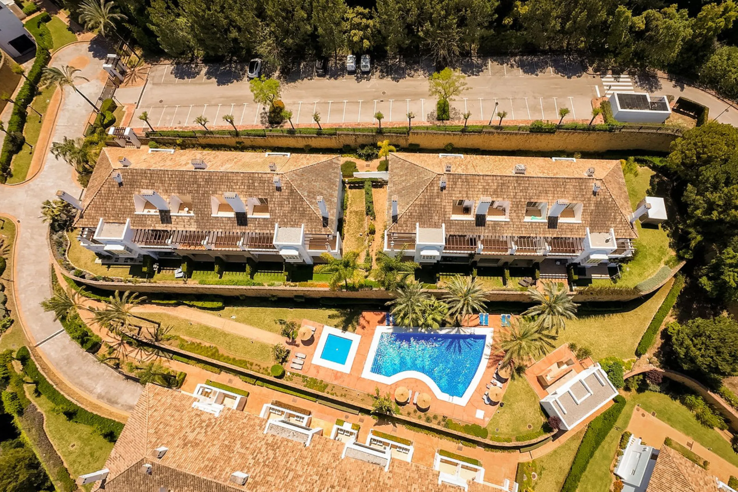 We present this stunning townhouse with 3 bedrooms and 3 bathrooms, located in the exclusive Monte Alto complex in La Cala Golf, Mijas – one of the most sought-after areas on the Costa del Sol. With 220 m² built, this property combines elegance, comfort, 