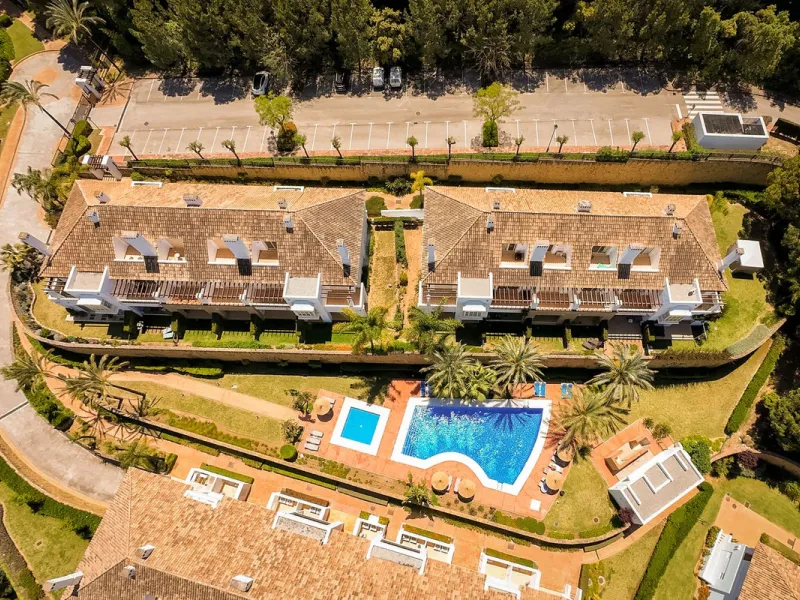 We present this stunning townhouse with 3 bedrooms and 3 bathrooms, located in the exclusive Monte Alto complex in La Cala Golf, Mijas – one of the most sought-after areas on the Costa del Sol. With 220 m² built, this property combines elegance, comfort, 