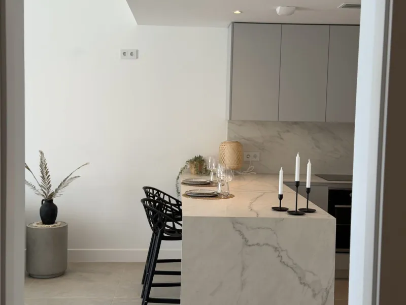 Genießen Sie das Küstenleben in dieser neu gebauten Erdgeschosswohnung mit 120 Quadratmetern im begehrten El Higuerón. Die Wohnung verfügt über zwei großzügige Schlafzimmer und zwei moderne Badezimmer, alles in Top-Qualität ausgeführt und mit ansprechendem Design