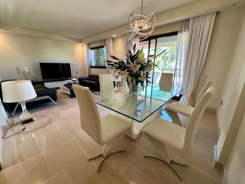 Apartment - Penthouse Duplex в продаже в Marbella, Málaga. В доме 3 спален и 3 ванных комнат. Площадь дома 160 м²