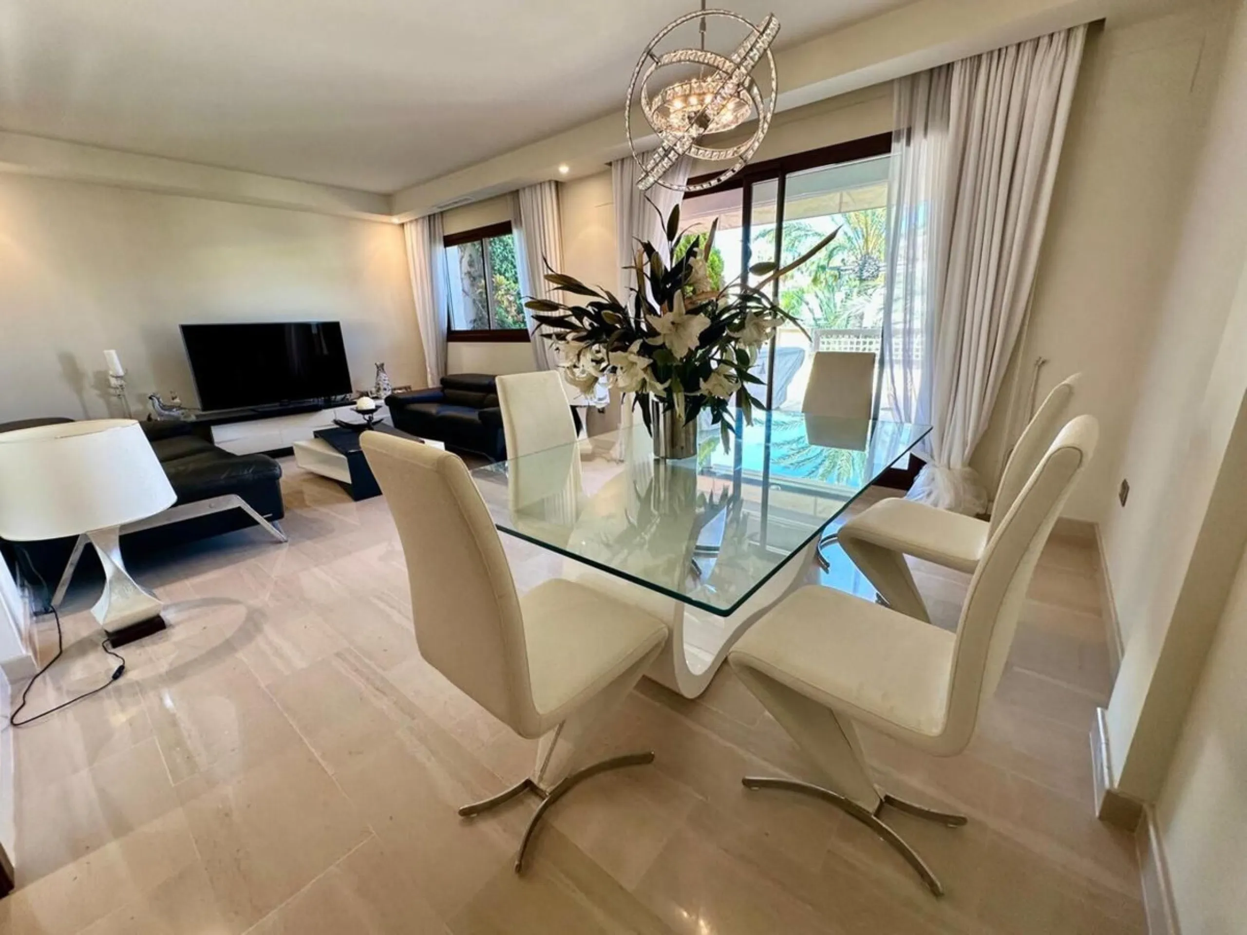 Apartment - Penthouse Duplex в продаже в Marbella, Málaga. В доме 3 спален и 3 ванных комнат. Площадь дома 160 м²