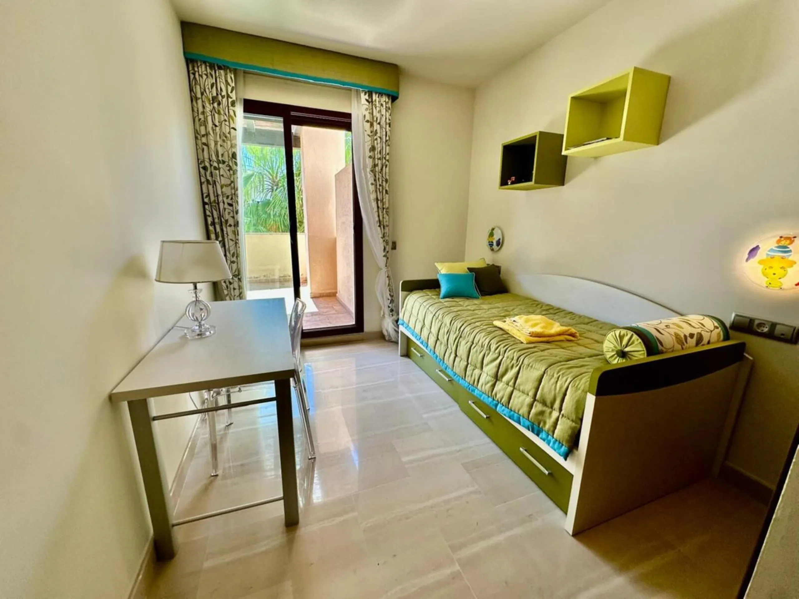 Apartment - Penthouse Duplex в продаже в Marbella, Málaga. В доме 3 спален и 3 ванных комнат. Площадь дома 160 м²