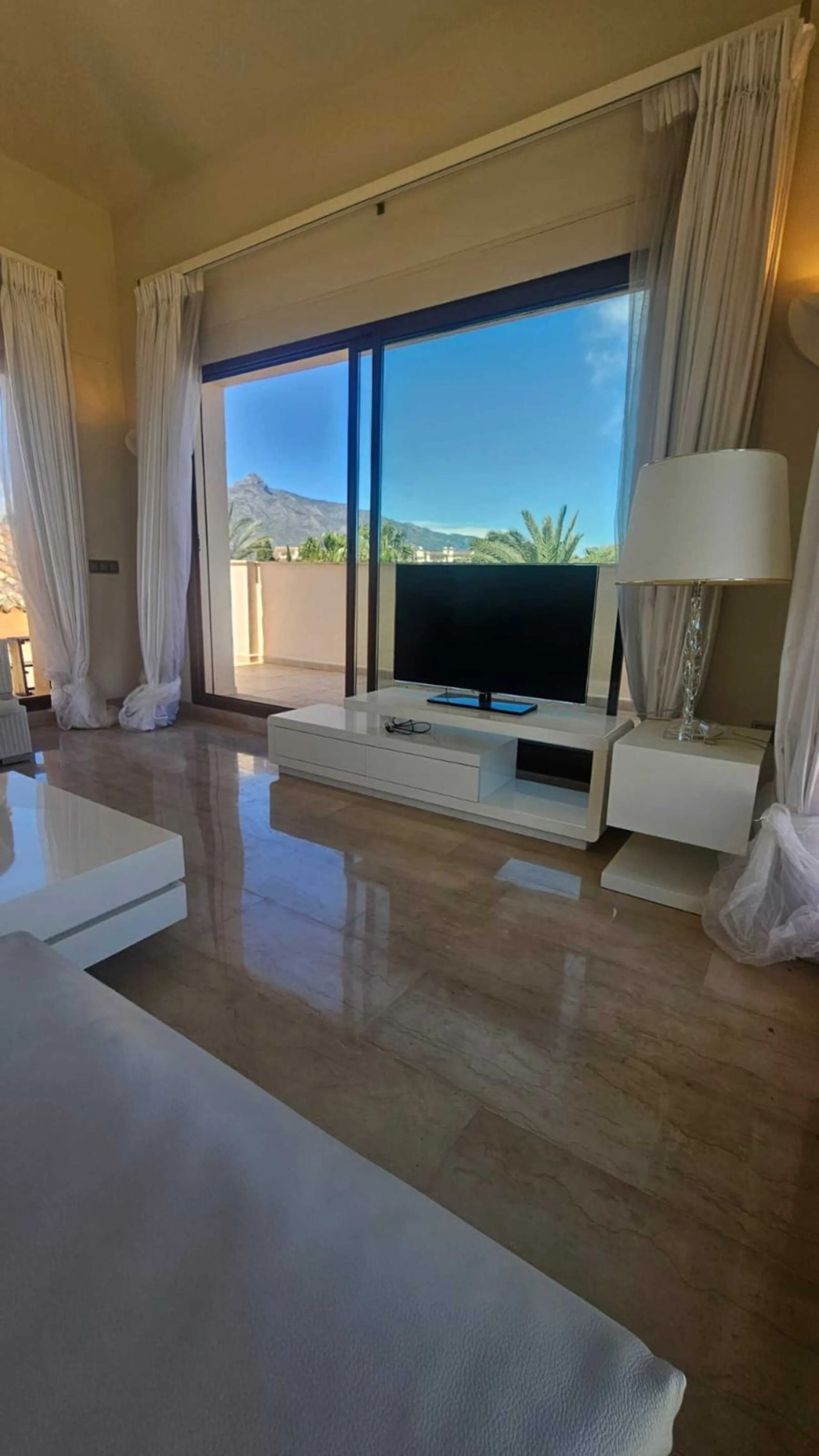 Apartment - Penthouse Duplex в продаже в Marbella, Málaga. В доме 3 спален и 3 ванных комнат. Площадь дома 160 м²
