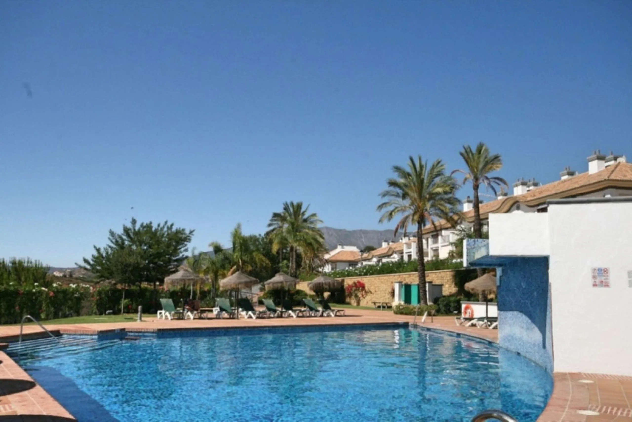 This luxurious and extra large townhouse in La Cala Golf offers plenty of living space, and fabulous open views to the golf course and the mountains beyond. The small gated community also has a wonderful communal pool and garden area. The house itself has