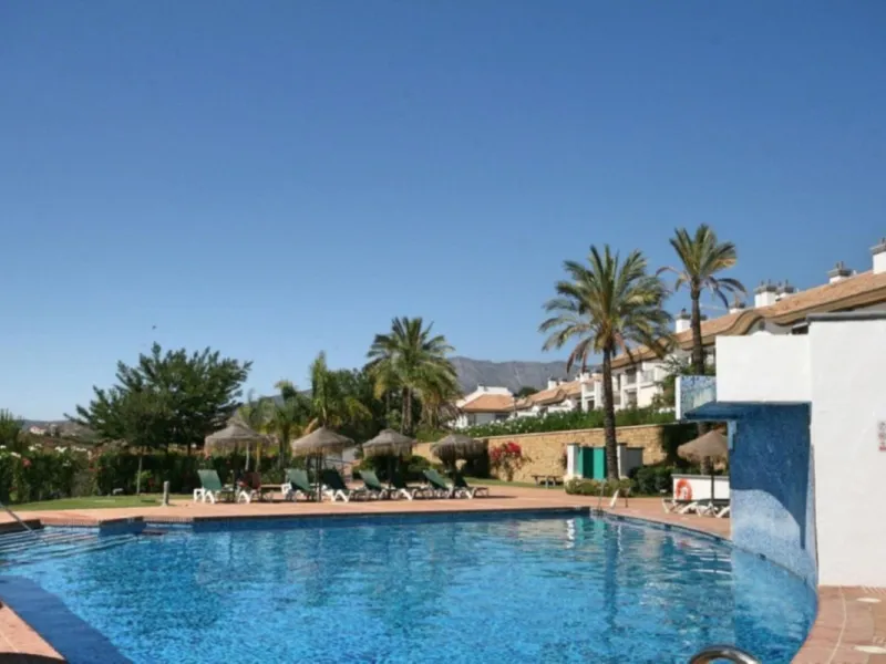 This luxurious and extra large townhouse in La Cala Golf offers plenty of living space, and fabulous open views to the golf course and the mountains beyond. The small gated community also has a wonderful communal pool and garden area. The house itself has