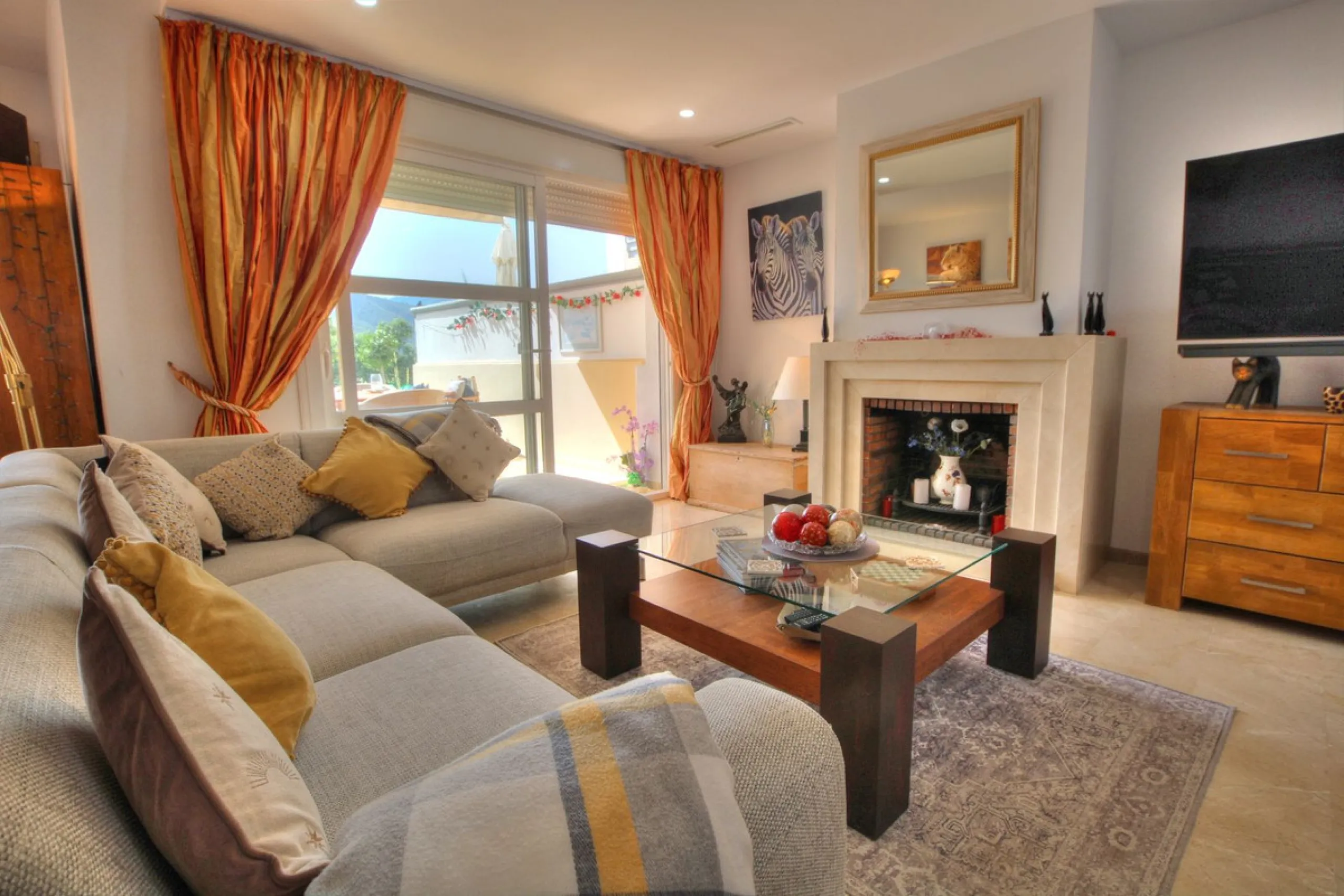 This luxurious and extra large townhouse in La Cala Golf offers plenty of living space, and fabulous open views to the golf course and the mountains beyond. The small gated community also has a wonderful communal pool and garden area. The house itself has
