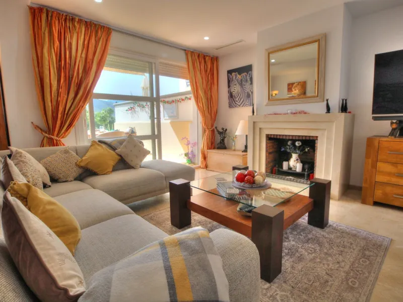 This luxurious and extra large townhouse in La Cala Golf offers plenty of living space, and fabulous open views to the golf course and the mountains beyond. The small gated community also has a wonderful communal pool and garden area. The house itself has