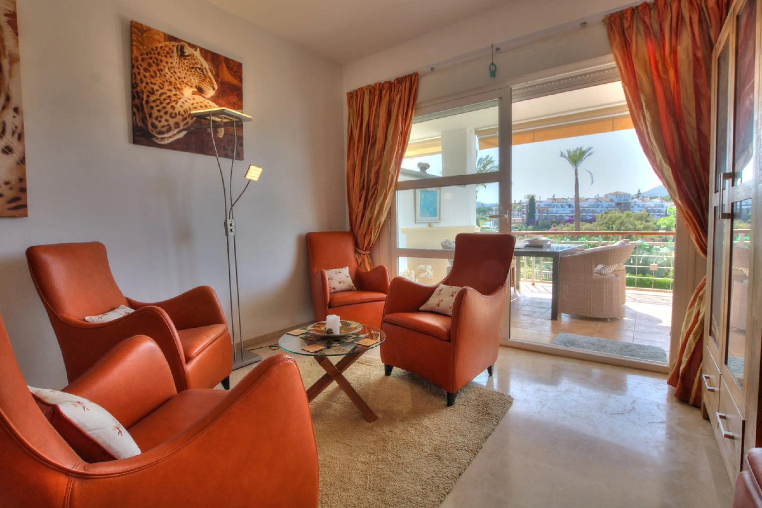 This luxurious and extra large townhouse in La Cala Golf offers plenty of living space, and fabulous open views to the golf course and the mountains beyond. The small gated community also has a wonderful communal pool and garden area. The house itself has