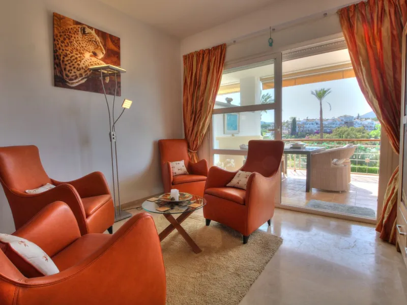 This luxurious and extra large townhouse in La Cala Golf offers plenty of living space, and fabulous open views to the golf course and the mountains beyond. The small gated community also has a wonderful communal pool and garden area. The house itself has