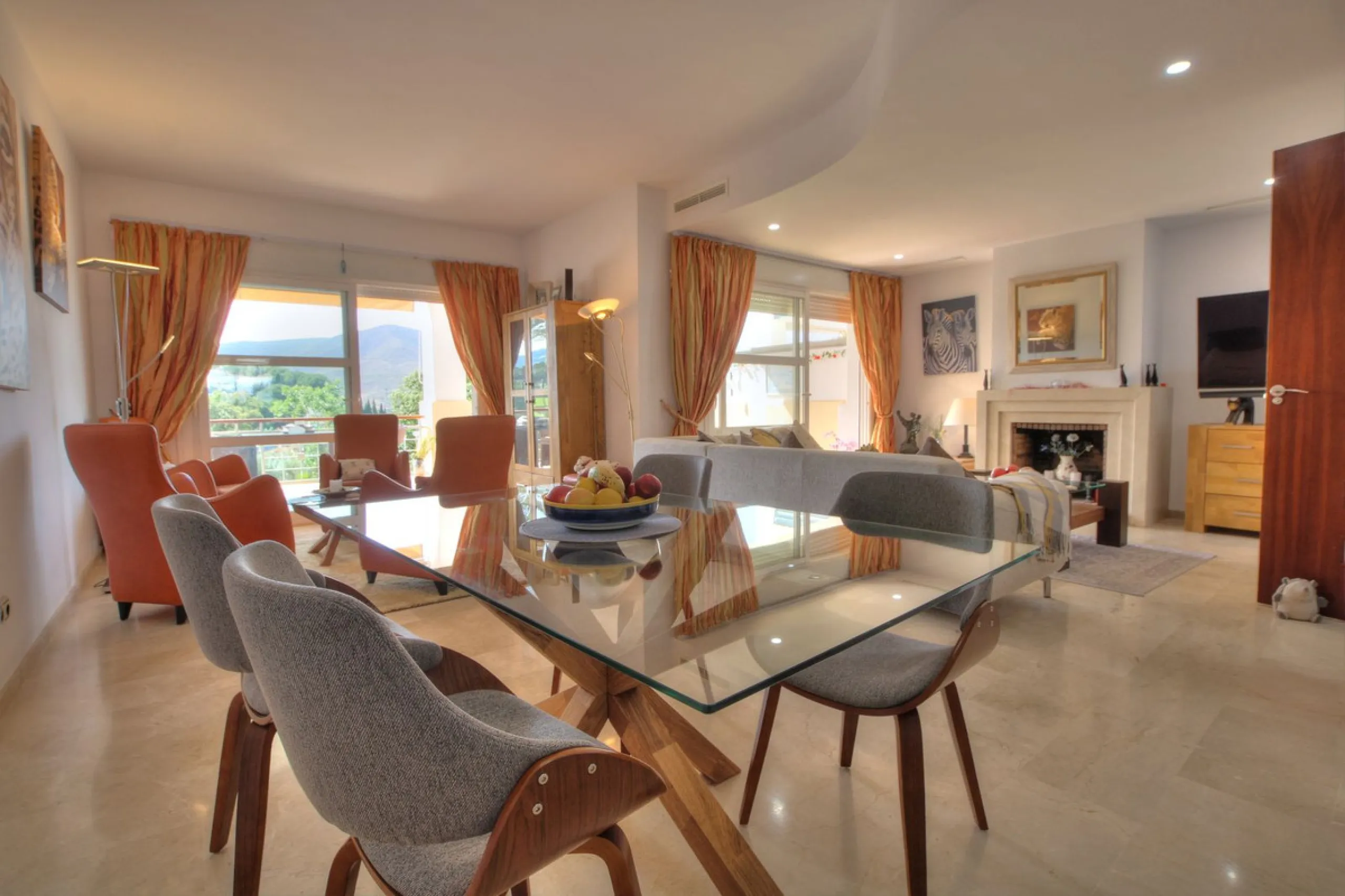 This luxurious and extra large townhouse in La Cala Golf offers plenty of living space, and fabulous open views to the golf course and the mountains beyond. The small gated community also has a wonderful communal pool and garden area. The house itself has
