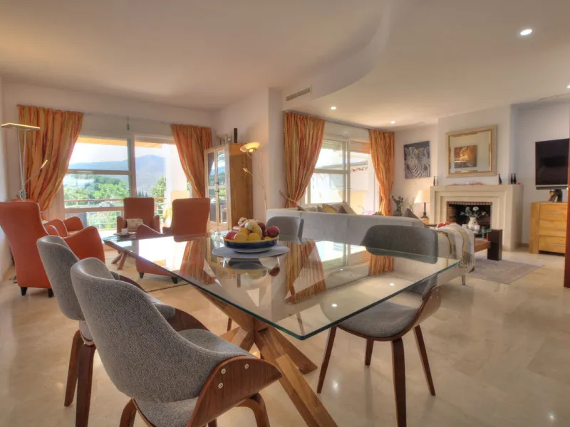 This luxurious and extra large townhouse in La Cala Golf offers plenty of living space, and fabulous open views to the golf course and the mountains beyond. The small gated community also has a wonderful communal pool and garden area. The house itself has