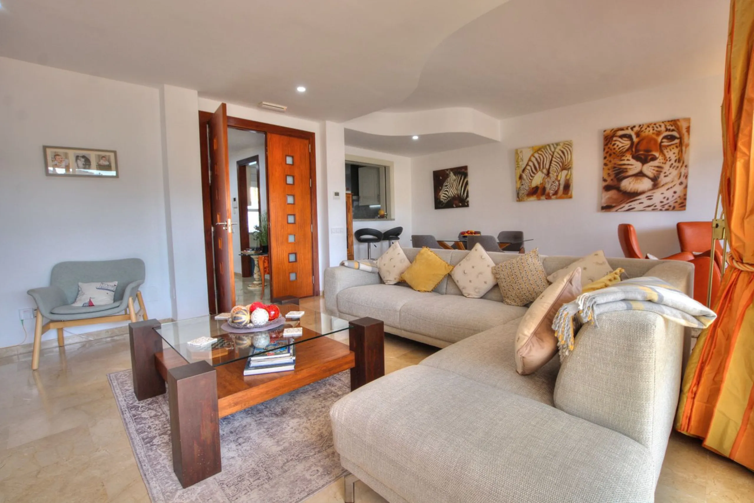 This luxurious and extra large townhouse in La Cala Golf offers plenty of living space, and fabulous open views to the golf course and the mountains beyond. The small gated community also has a wonderful communal pool and garden area. The house itself has