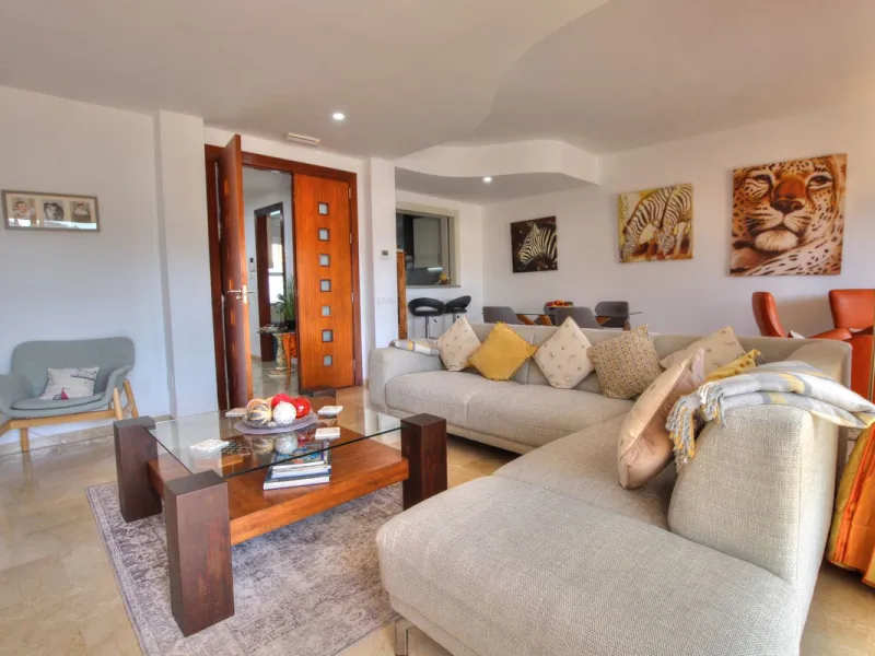 This luxurious and extra large townhouse in La Cala Golf offers plenty of living space, and fabulous open views to the golf course and the mountains beyond. The small gated community also has a wonderful communal pool and garden area. The house itself has