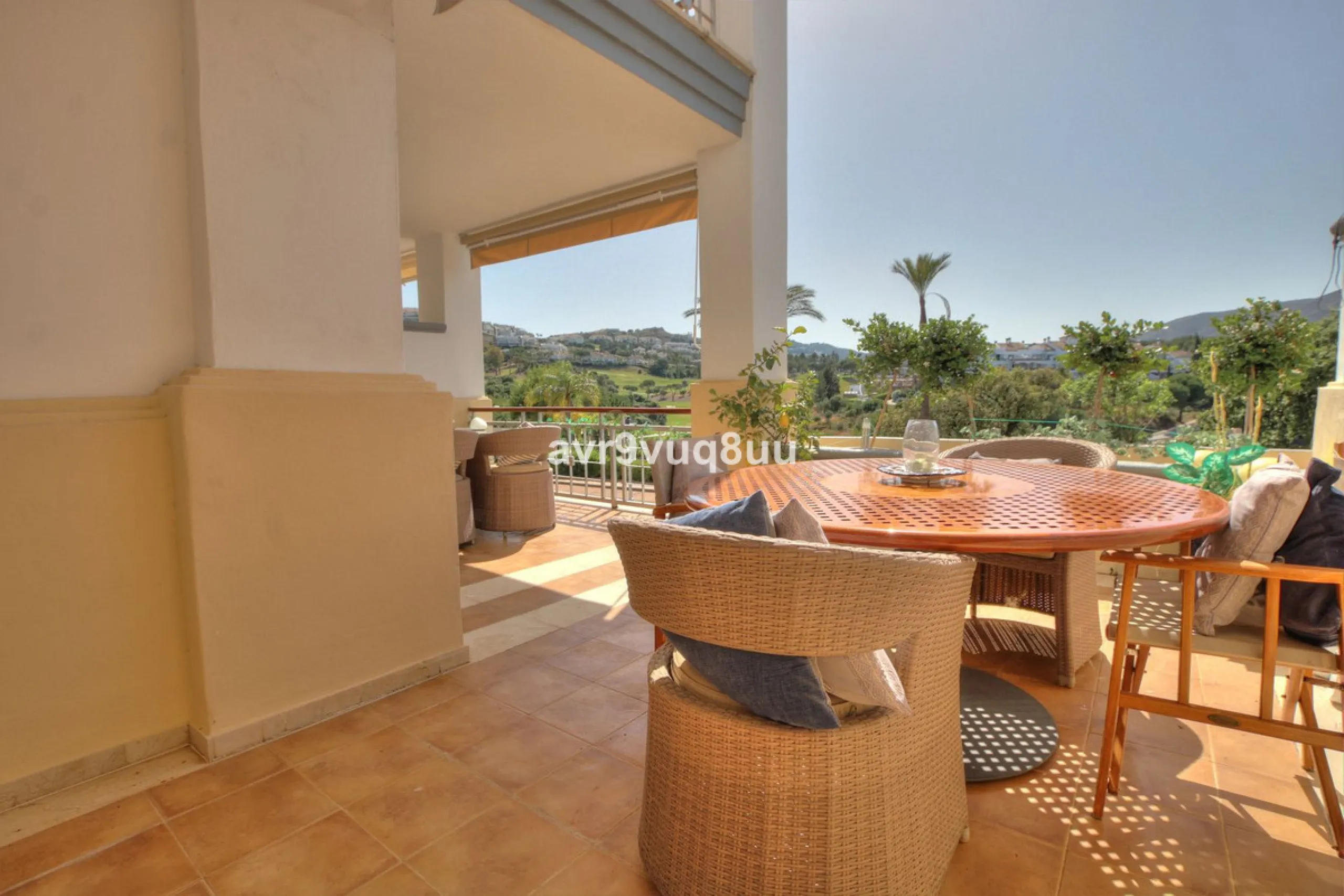 This luxurious and extra large townhouse in La Cala Golf offers plenty of living space, and fabulous open views to the golf course and the mountains beyond. The small gated community also has a wonderful communal pool and garden area. The house itself has