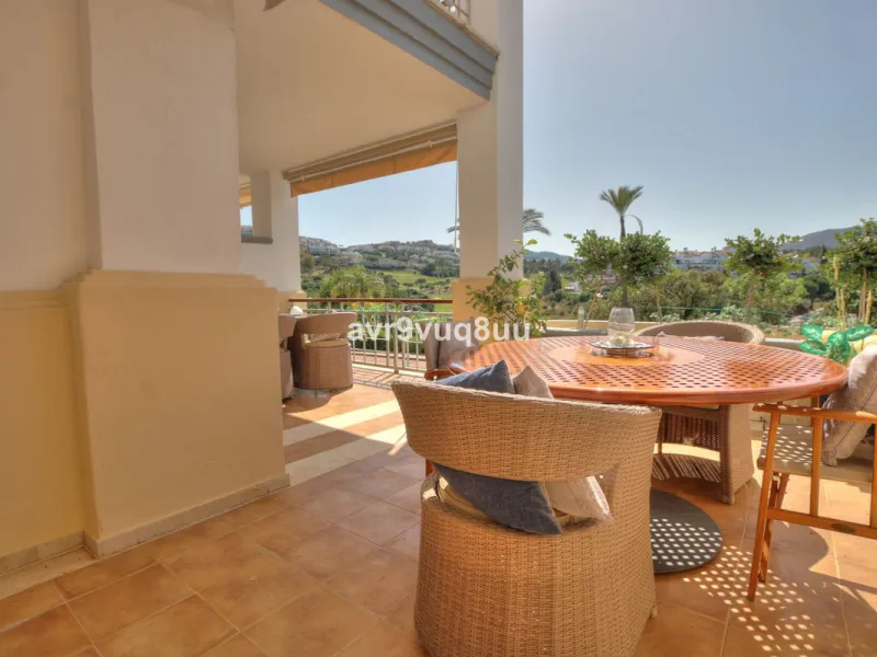 This luxurious and extra large townhouse in La Cala Golf offers plenty of living space, and fabulous open views to the golf course and the mountains beyond. The small gated community also has a wonderful communal pool and garden area. The house itself has