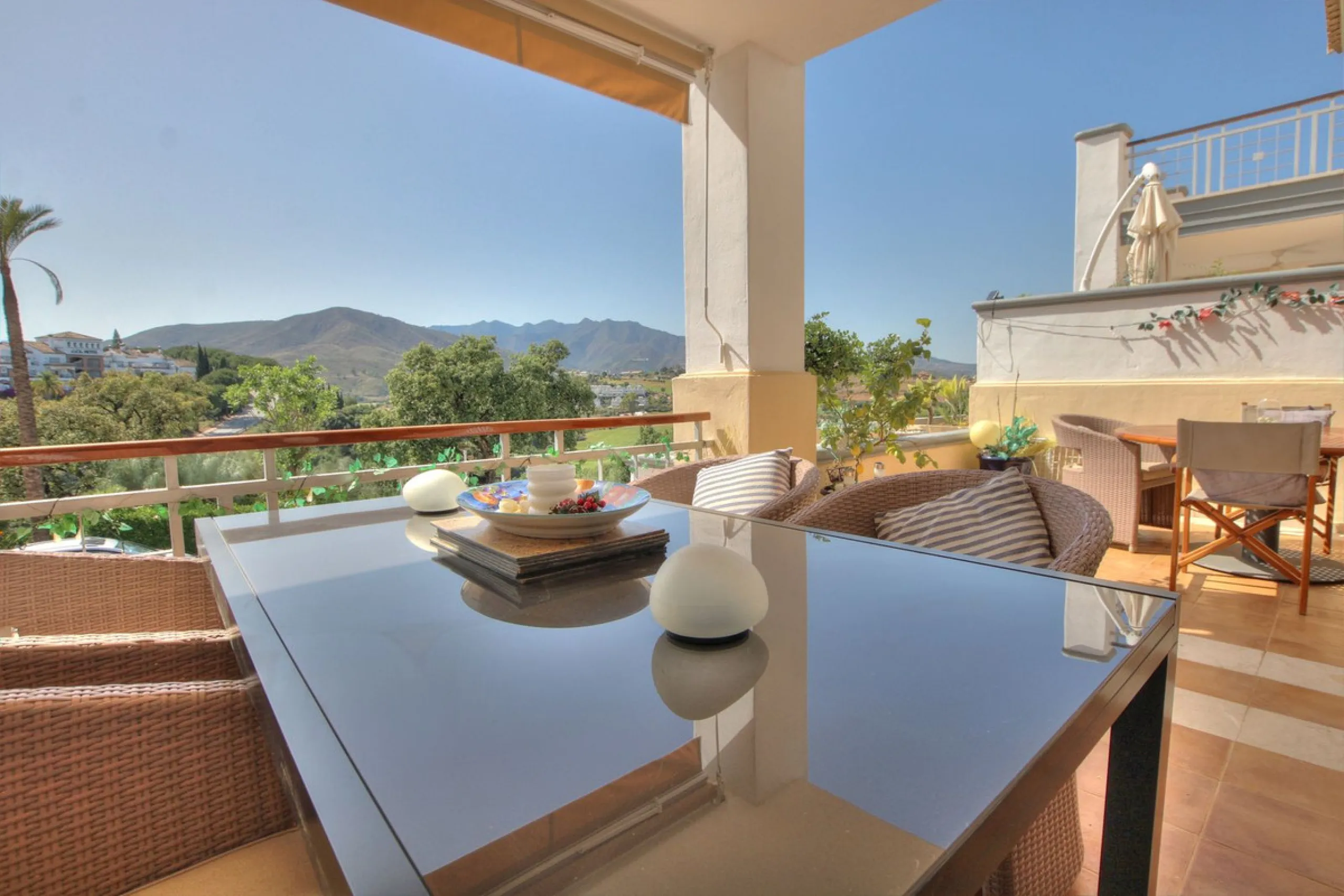 This luxurious and extra large townhouse in La Cala Golf offers plenty of living space, and fabulous open views to the golf course and the mountains beyond. The small gated community also has a wonderful communal pool and garden area. The house itself has