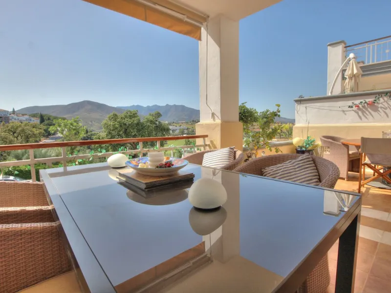 This luxurious and extra large townhouse in La Cala Golf offers plenty of living space, and fabulous open views to the golf course and the mountains beyond. The small gated community also has a wonderful communal pool and garden area. The house itself has