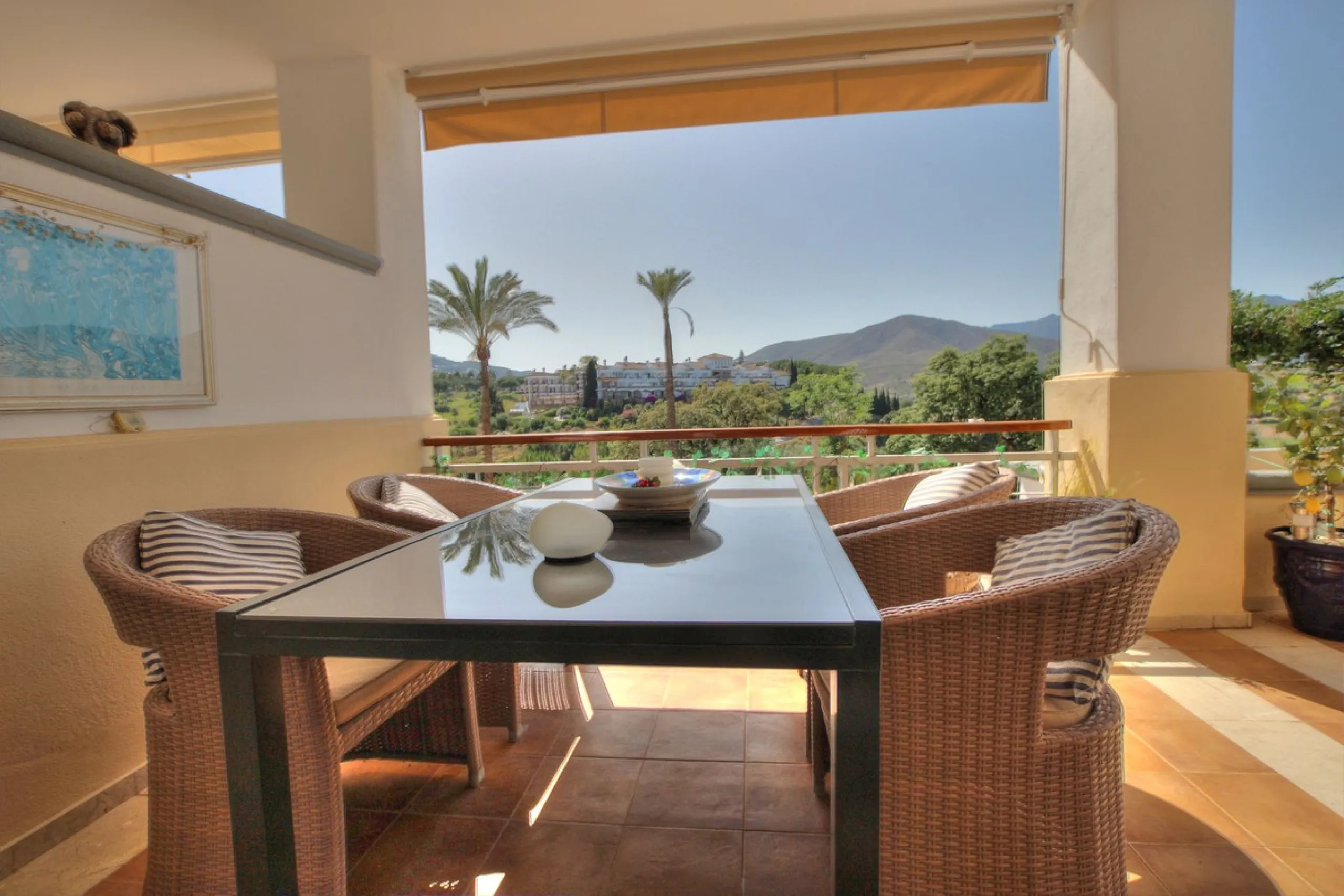 This luxurious and extra large townhouse in La Cala Golf offers plenty of living space, and fabulous open views to the golf course and the mountains beyond. The small gated community also has a wonderful communal pool and garden area. The house itself has