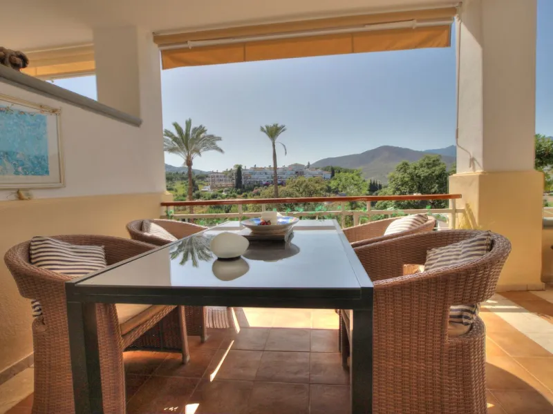 This luxurious and extra large townhouse in La Cala Golf offers plenty of living space, and fabulous open views to the golf course and the mountains beyond. The small gated community also has a wonderful communal pool and garden area. The house itself has