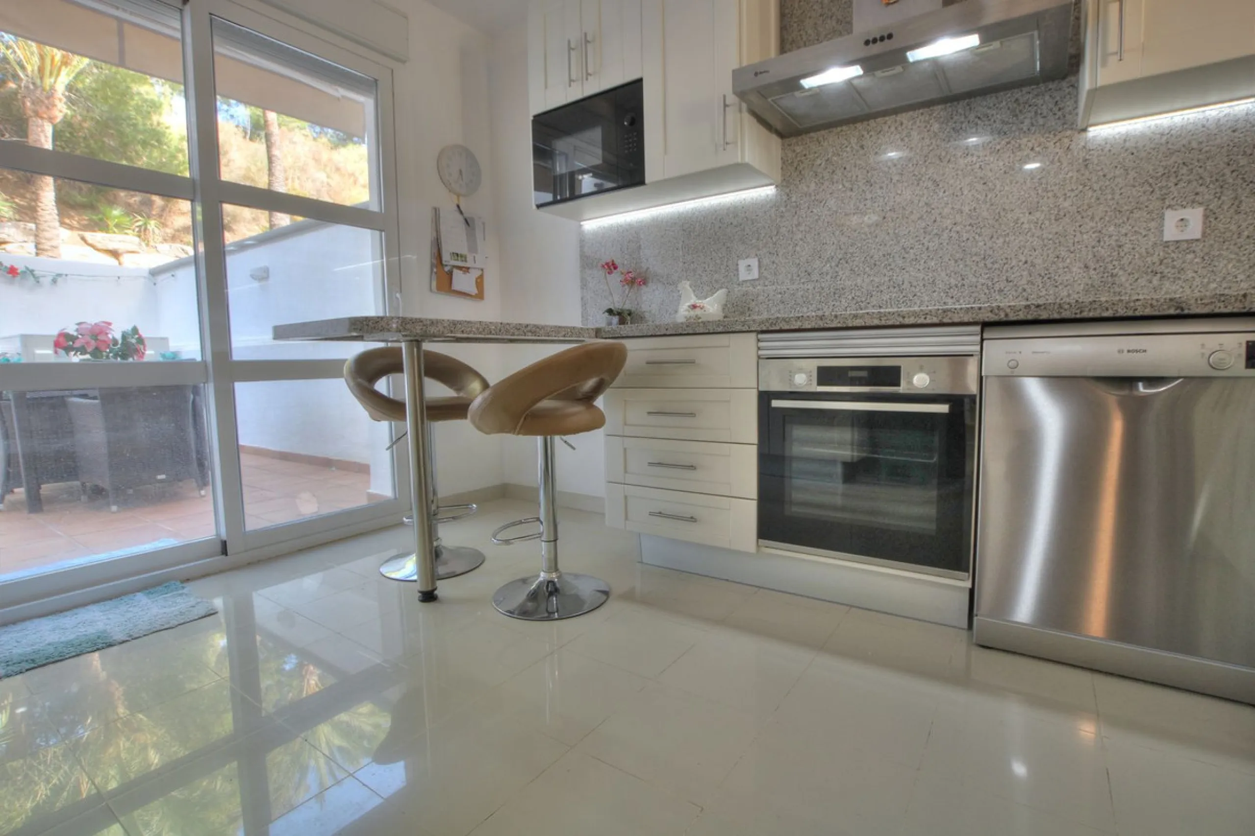 This luxurious and extra large townhouse in La Cala Golf offers plenty of living space, and fabulous open views to the golf course and the mountains beyond. The small gated community also has a wonderful communal pool and garden area. The house itself has