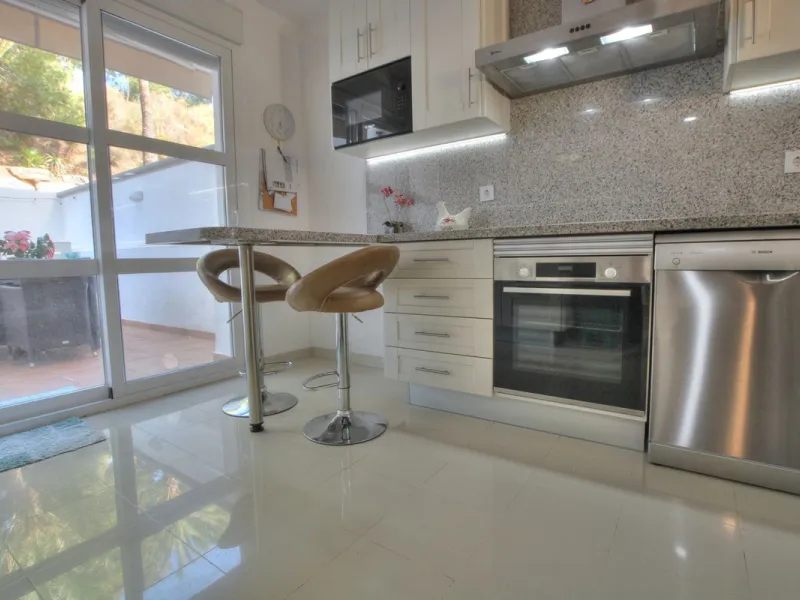 This luxurious and extra large townhouse in La Cala Golf offers plenty of living space, and fabulous open views to the golf course and the mountains beyond. The small gated community also has a wonderful communal pool and garden area. The house itself has