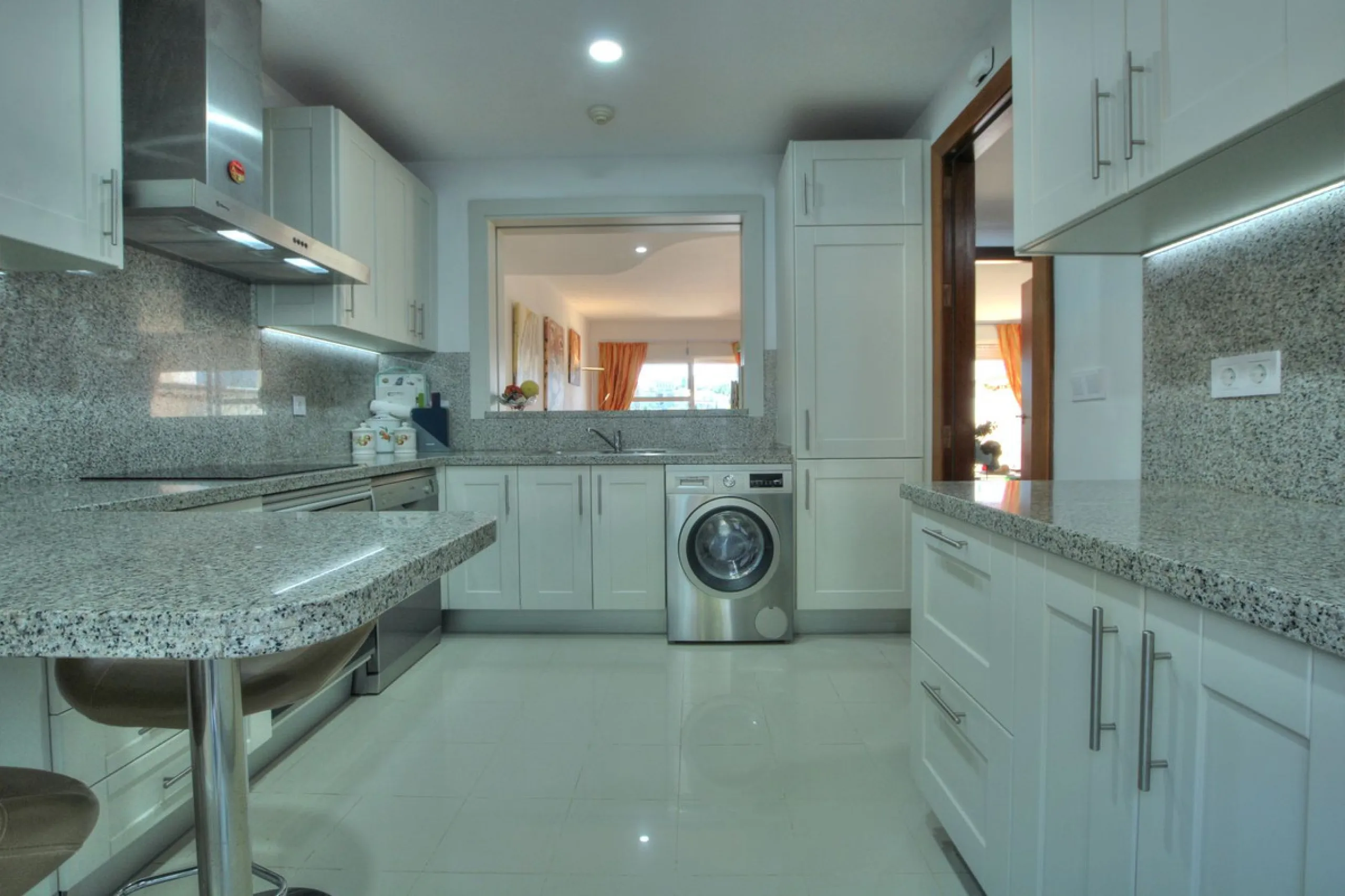 This luxurious and extra large townhouse in La Cala Golf offers plenty of living space, and fabulous open views to the golf course and the mountains beyond. The small gated community also has a wonderful communal pool and garden area. The house itself has