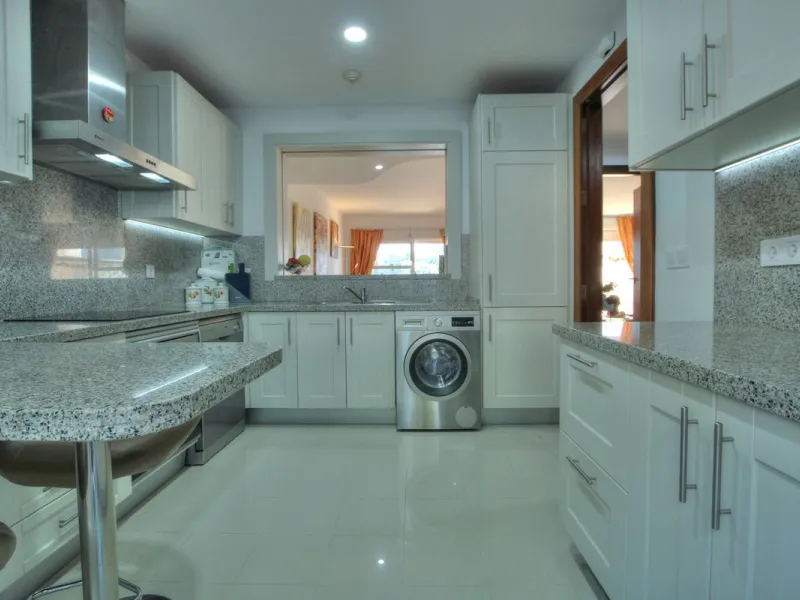 This luxurious and extra large townhouse in La Cala Golf offers plenty of living space, and fabulous open views to the golf course and the mountains beyond. The small gated community also has a wonderful communal pool and garden area. The house itself has