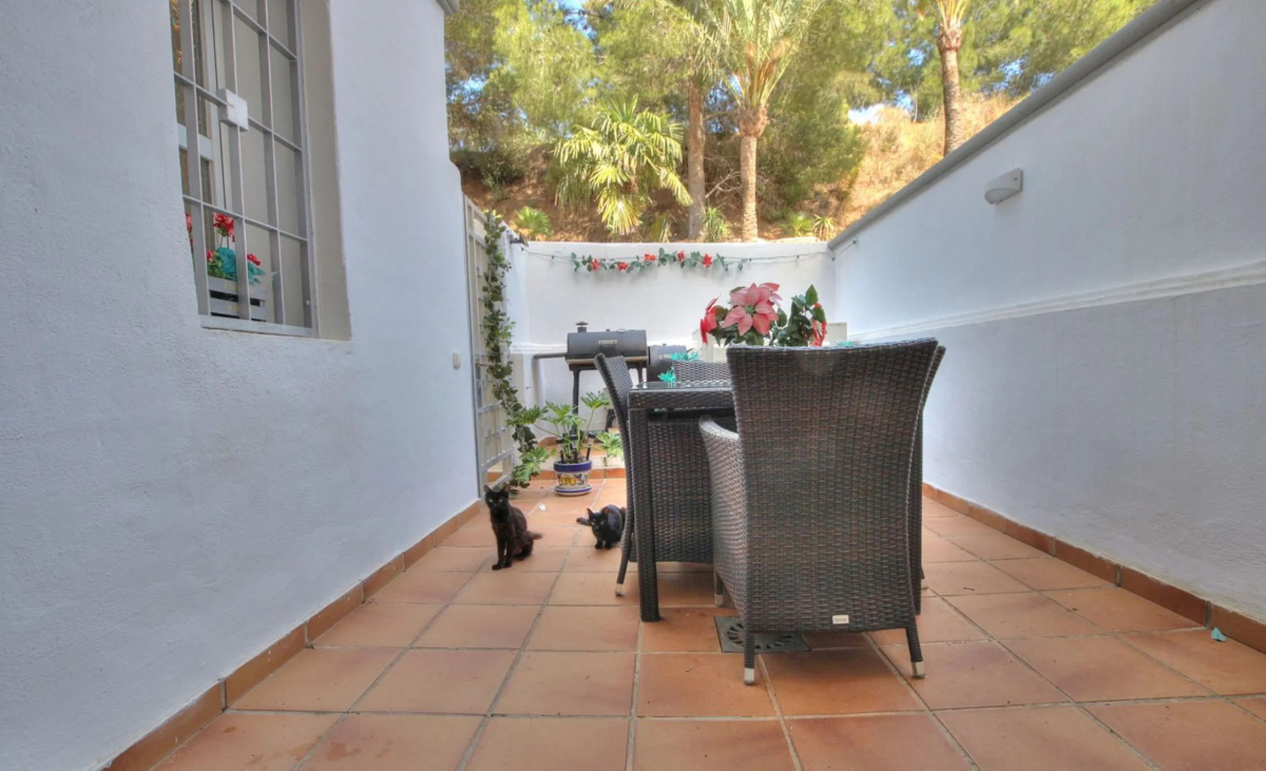 This luxurious and extra large townhouse in La Cala Golf offers plenty of living space, and fabulous open views to the golf course and the mountains beyond. The small gated community also has a wonderful communal pool and garden area. The house itself has