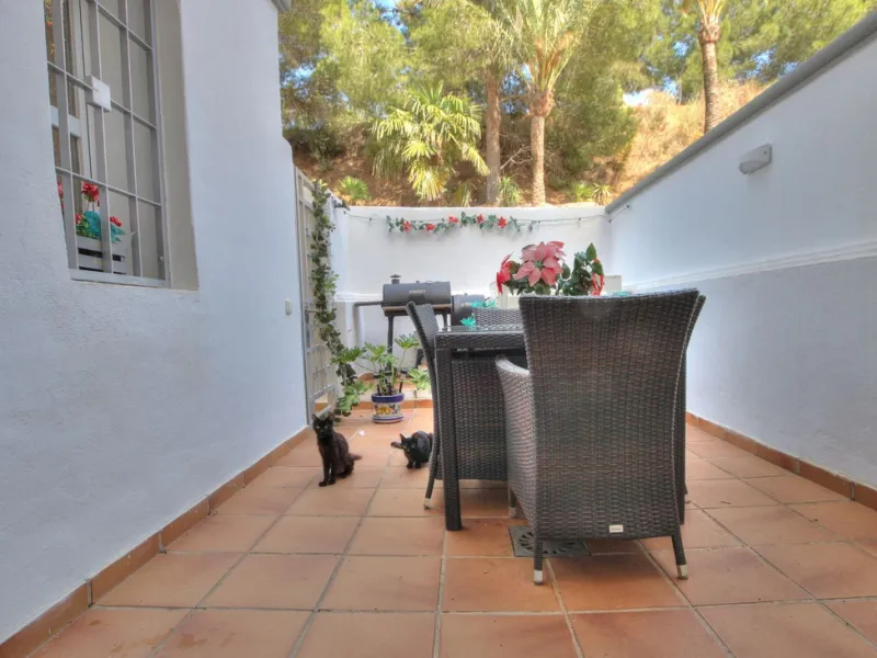 This luxurious and extra large townhouse in La Cala Golf offers plenty of living space, and fabulous open views to the golf course and the mountains beyond. The small gated community also has a wonderful communal pool and garden area. The house itself has