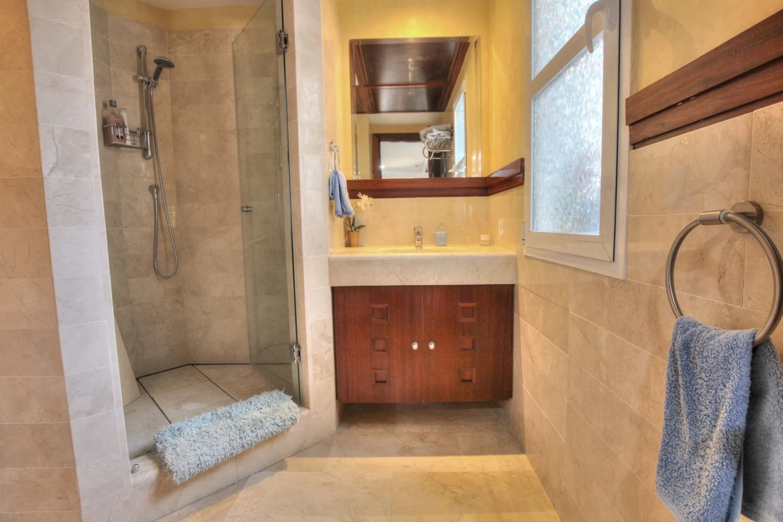 This luxurious and extra large townhouse in La Cala Golf offers plenty of living space, and fabulous open views to the golf course and the mountains beyond. The small gated community also has a wonderful communal pool and garden area. The house itself has