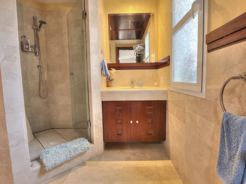 This luxurious and extra large townhouse in La Cala Golf offers plenty of living space, and fabulous open views to the golf course and the mountains beyond. The small gated community also has a wonderful communal pool and garden area. The house itself has