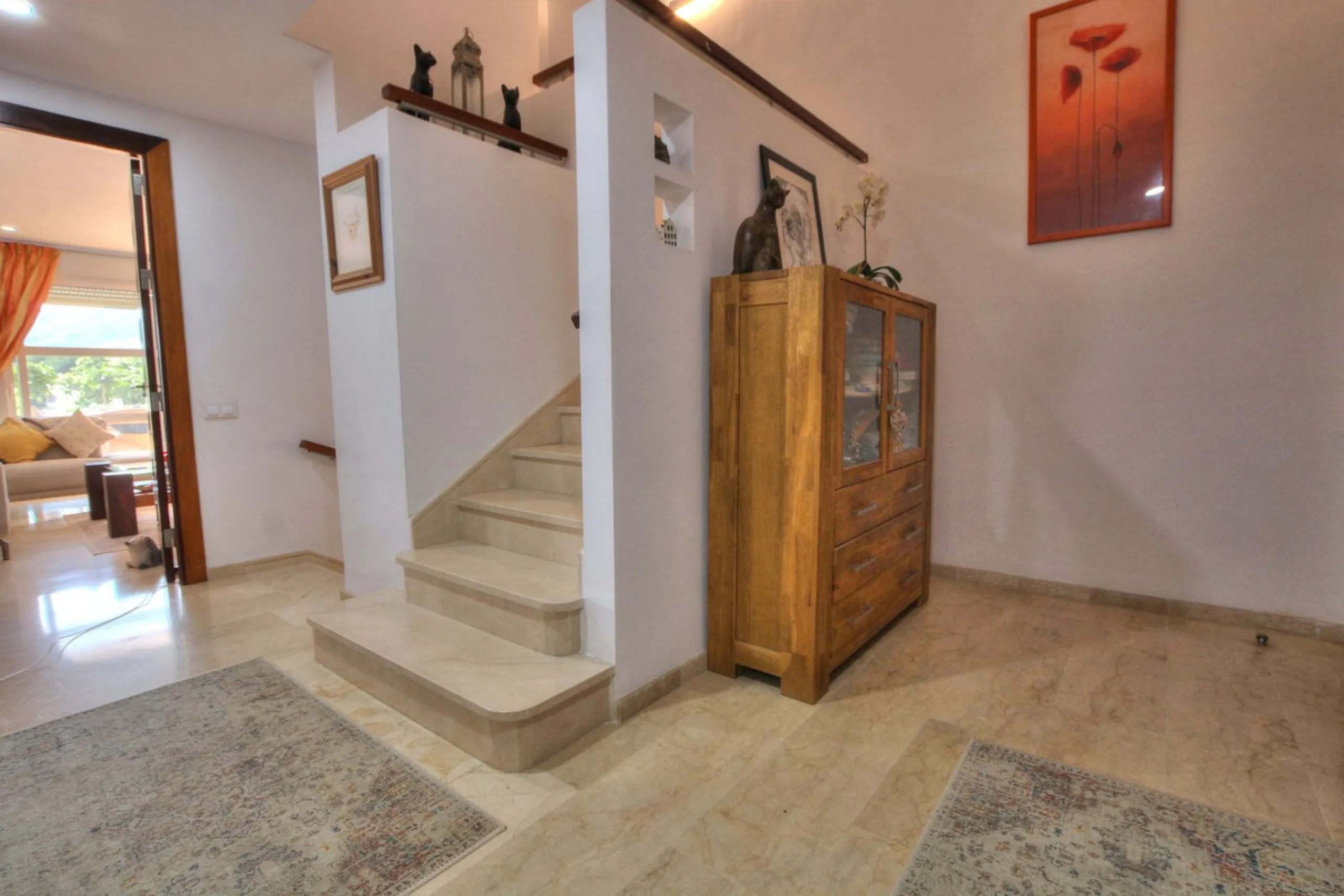This luxurious and extra large townhouse in La Cala Golf offers plenty of living space, and fabulous open views to the golf course and the mountains beyond. The small gated community also has a wonderful communal pool and garden area. The house itself has