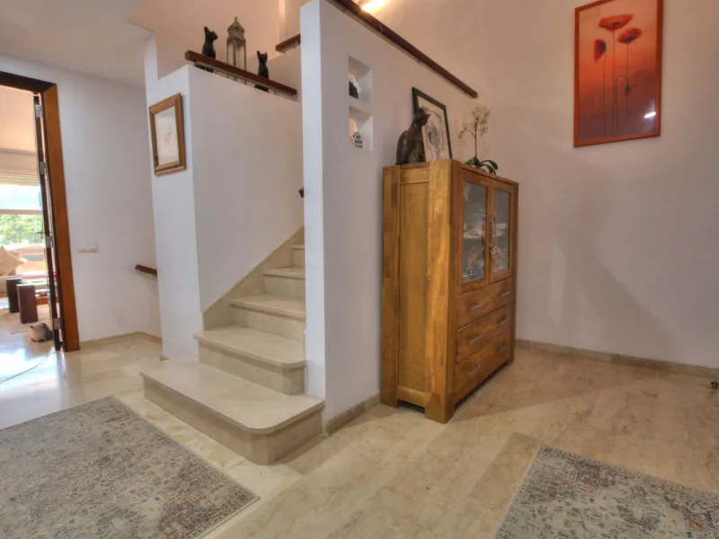 This luxurious and extra large townhouse in La Cala Golf offers plenty of living space, and fabulous open views to the golf course and the mountains beyond. The small gated community also has a wonderful communal pool and garden area. The house itself has
