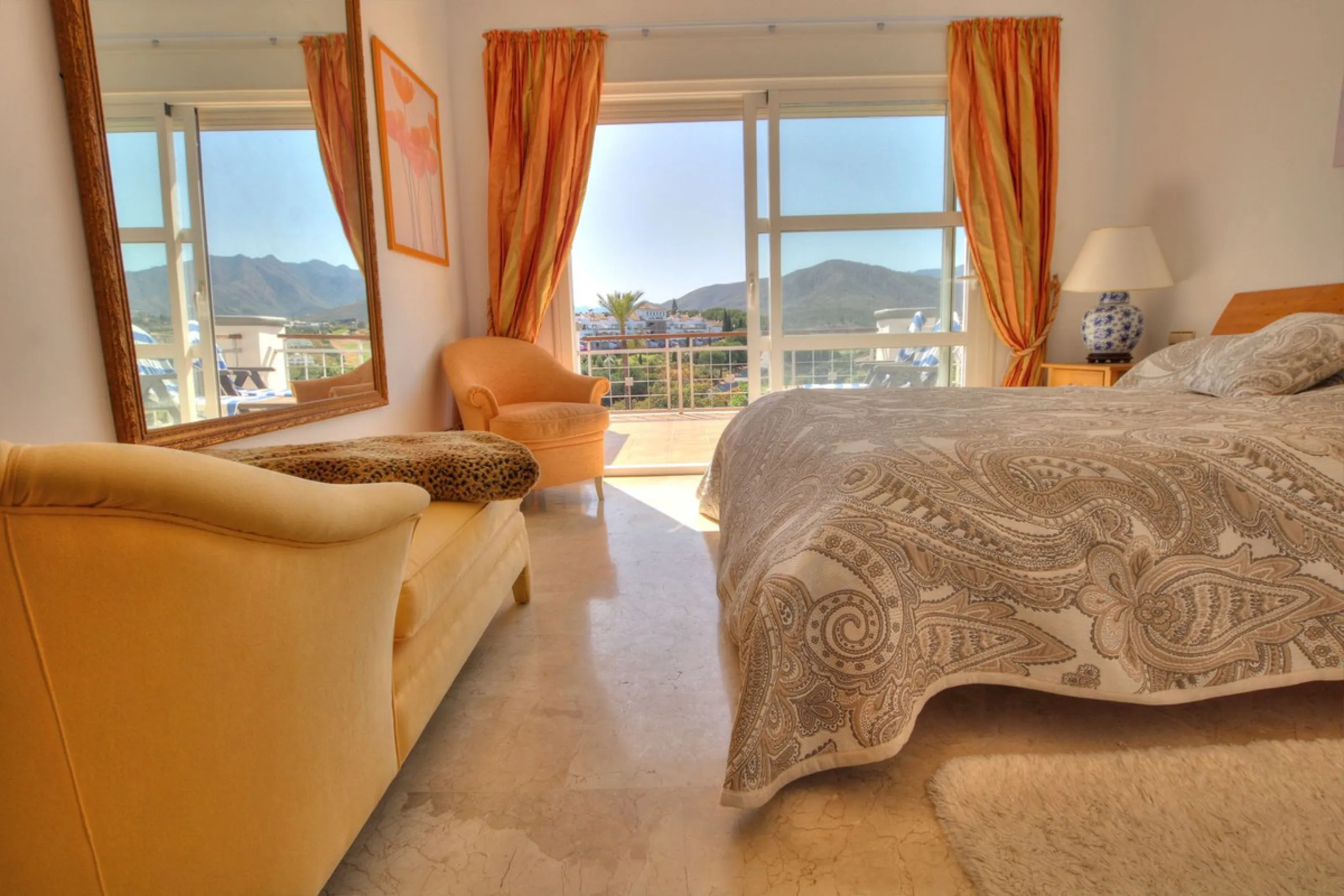 This luxurious and extra large townhouse in La Cala Golf offers plenty of living space, and fabulous open views to the golf course and the mountains beyond. The small gated community also has a wonderful communal pool and garden area. The house itself has