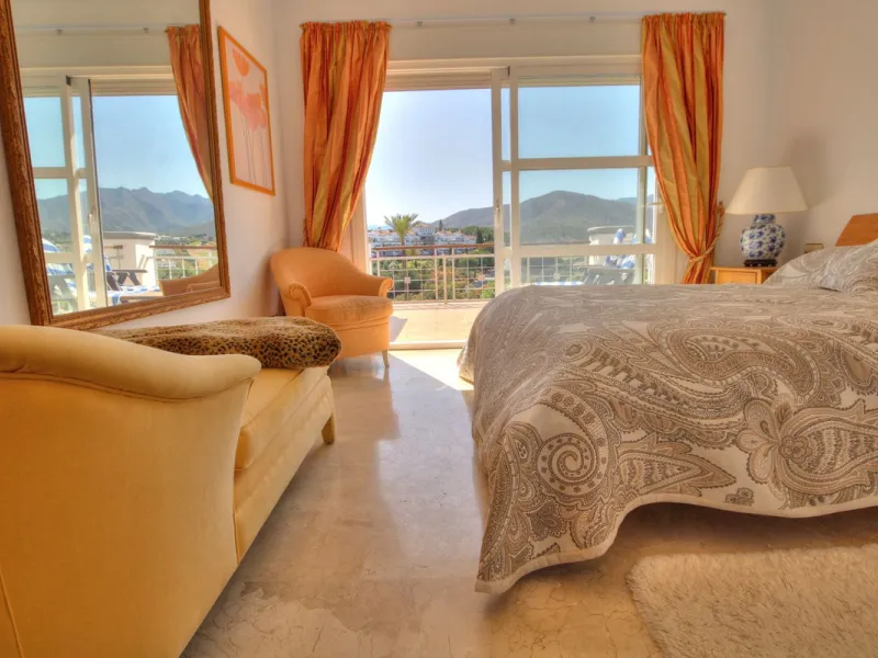 This luxurious and extra large townhouse in La Cala Golf offers plenty of living space, and fabulous open views to the golf course and the mountains beyond. The small gated community also has a wonderful communal pool and garden area. The house itself has