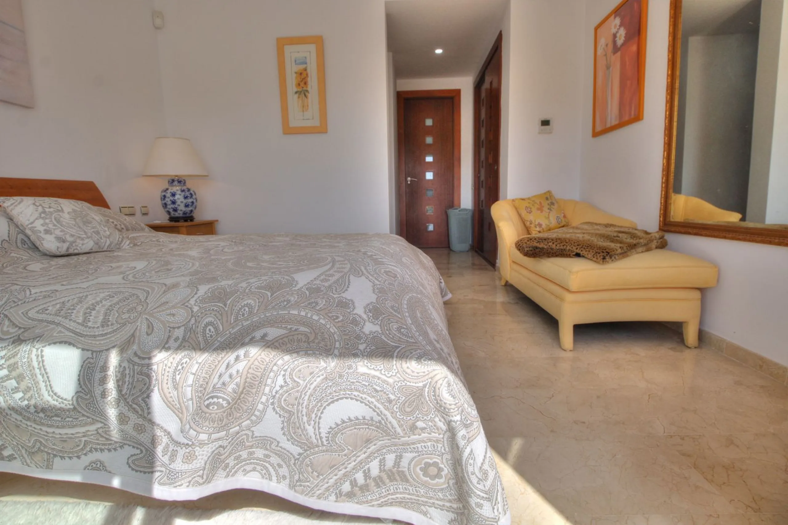 This luxurious and extra large townhouse in La Cala Golf offers plenty of living space, and fabulous open views to the golf course and the mountains beyond. The small gated community also has a wonderful communal pool and garden area. The house itself has