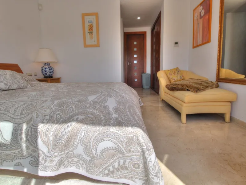 This luxurious and extra large townhouse in La Cala Golf offers plenty of living space, and fabulous open views to the golf course and the mountains beyond. The small gated community also has a wonderful communal pool and garden area. The house itself has