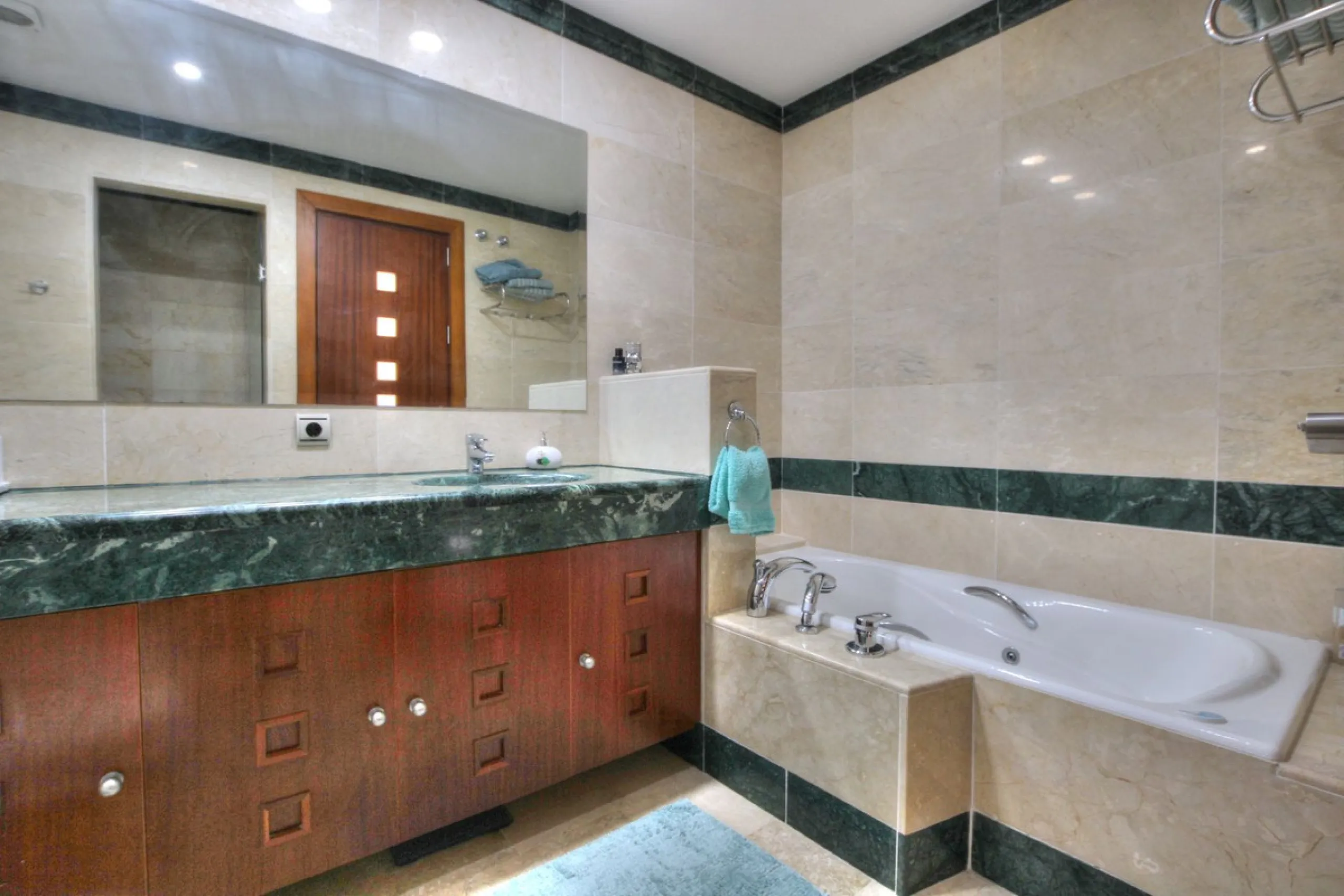 This luxurious and extra large townhouse in La Cala Golf offers plenty of living space, and fabulous open views to the golf course and the mountains beyond. The small gated community also has a wonderful communal pool and garden area. The house itself has