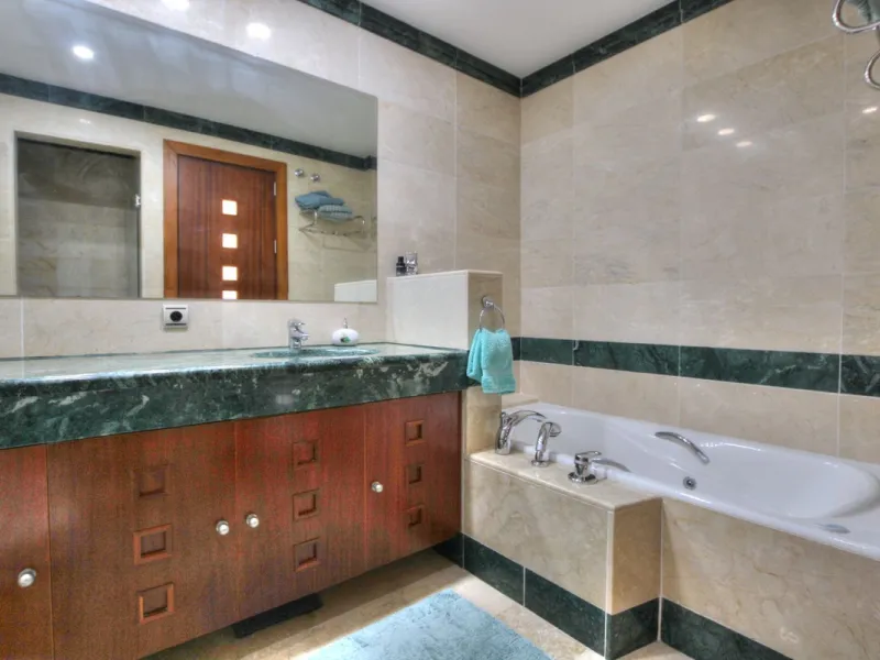 This luxurious and extra large townhouse in La Cala Golf offers plenty of living space, and fabulous open views to the golf course and the mountains beyond. The small gated community also has a wonderful communal pool and garden area. The house itself has