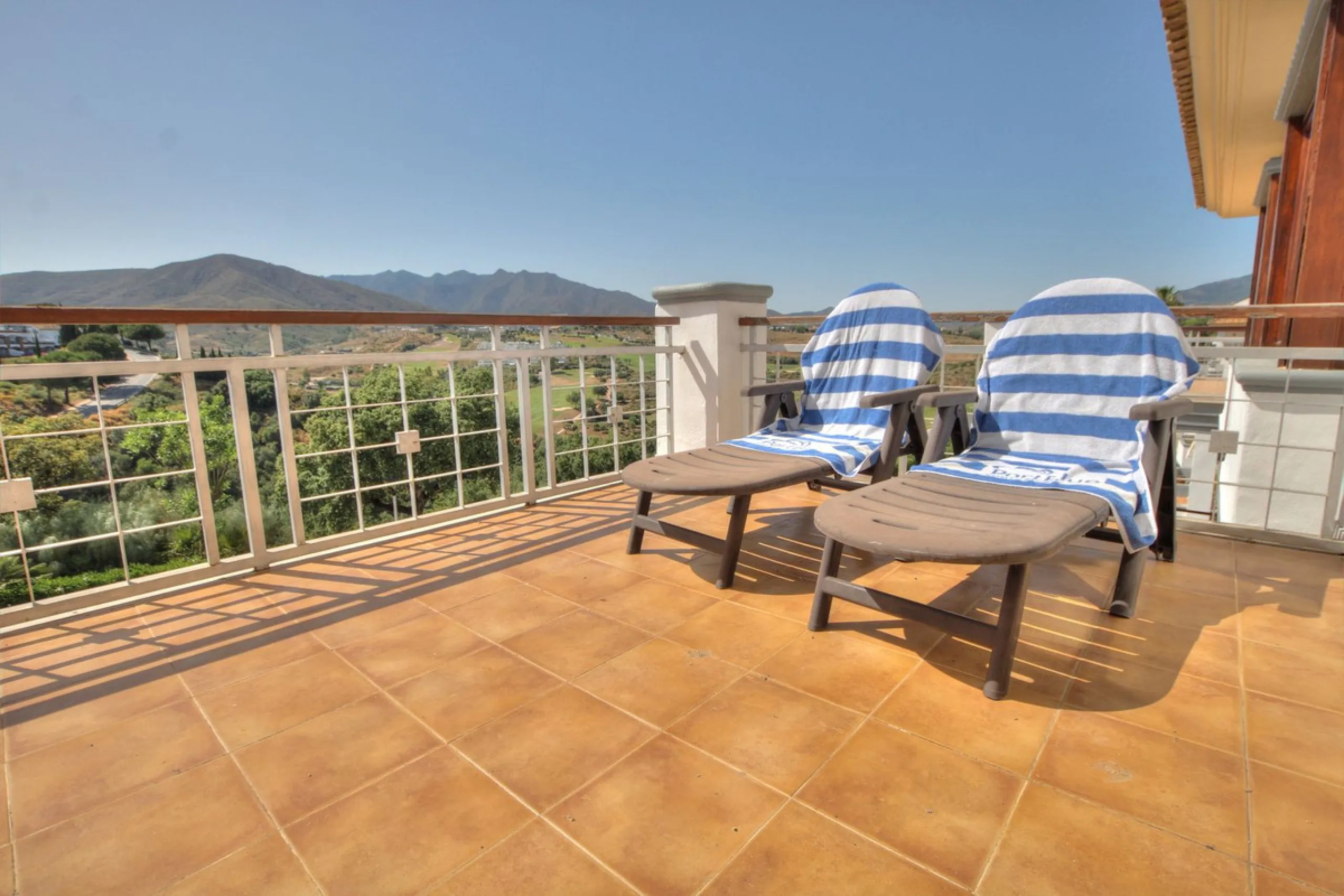 This luxurious and extra large townhouse in La Cala Golf offers plenty of living space, and fabulous open views to the golf course and the mountains beyond. The small gated community also has a wonderful communal pool and garden area. The house itself has