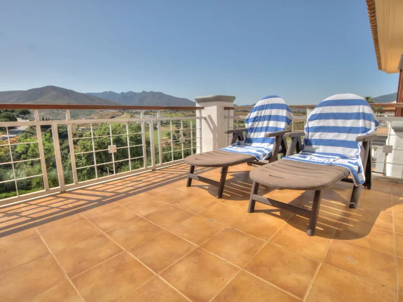 This luxurious and extra large townhouse in La Cala Golf offers plenty of living space, and fabulous open views to the golf course and the mountains beyond. The small gated community also has a wonderful communal pool and garden area. The house itself has