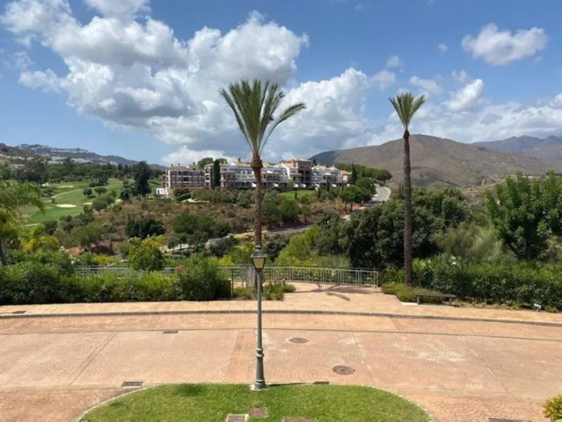 This luxurious and extra large townhouse in La Cala Golf offers plenty of living space, and fabulous open views to the golf course and the mountains beyond. The small gated community also has a wonderful communal pool and garden area. The house itself has
