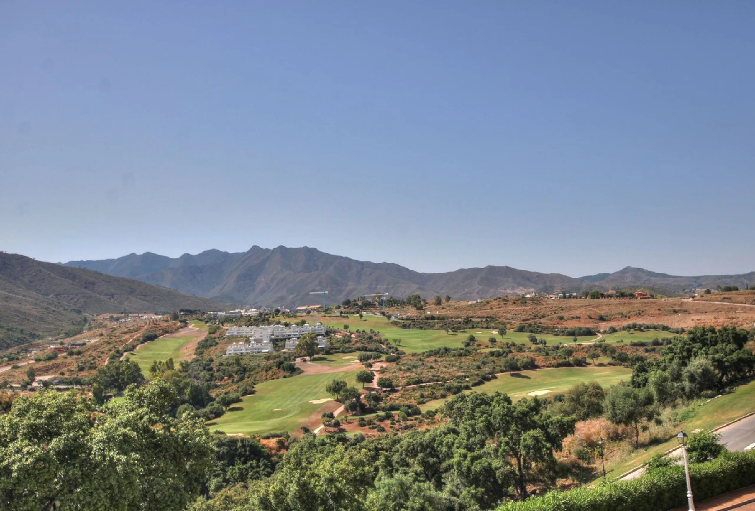 This luxurious and extra large townhouse in La Cala Golf offers plenty of living space, and fabulous open views to the golf course and the mountains beyond. The small gated community also has a wonderful communal pool and garden area. The house itself has