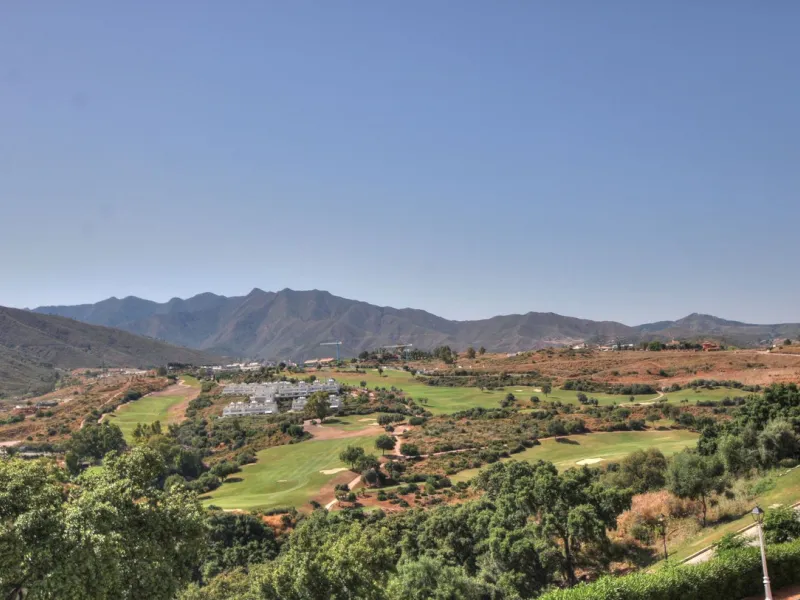 This luxurious and extra large townhouse in La Cala Golf offers plenty of living space, and fabulous open views to the golf course and the mountains beyond. The small gated community also has a wonderful communal pool and garden area. The house itself has