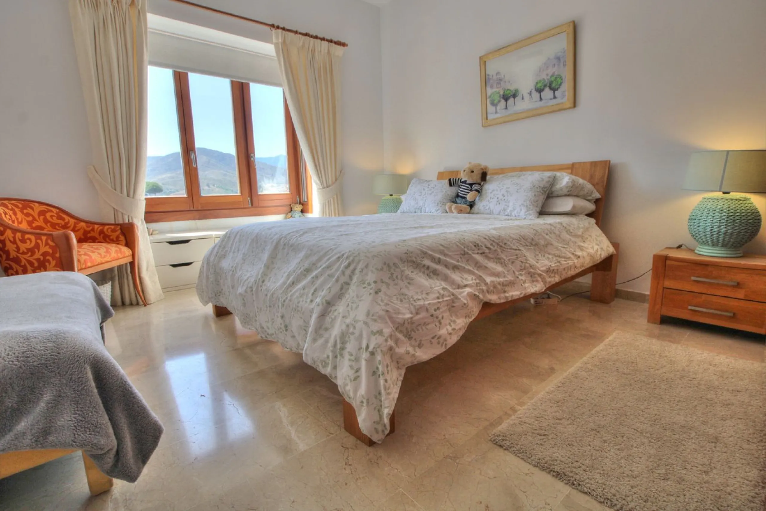 This luxurious and extra large townhouse in La Cala Golf offers plenty of living space, and fabulous open views to the golf course and the mountains beyond. The small gated community also has a wonderful communal pool and garden area. The house itself has