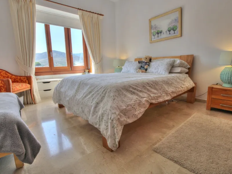 This luxurious and extra large townhouse in La Cala Golf offers plenty of living space, and fabulous open views to the golf course and the mountains beyond. The small gated community also has a wonderful communal pool and garden area. The house itself has