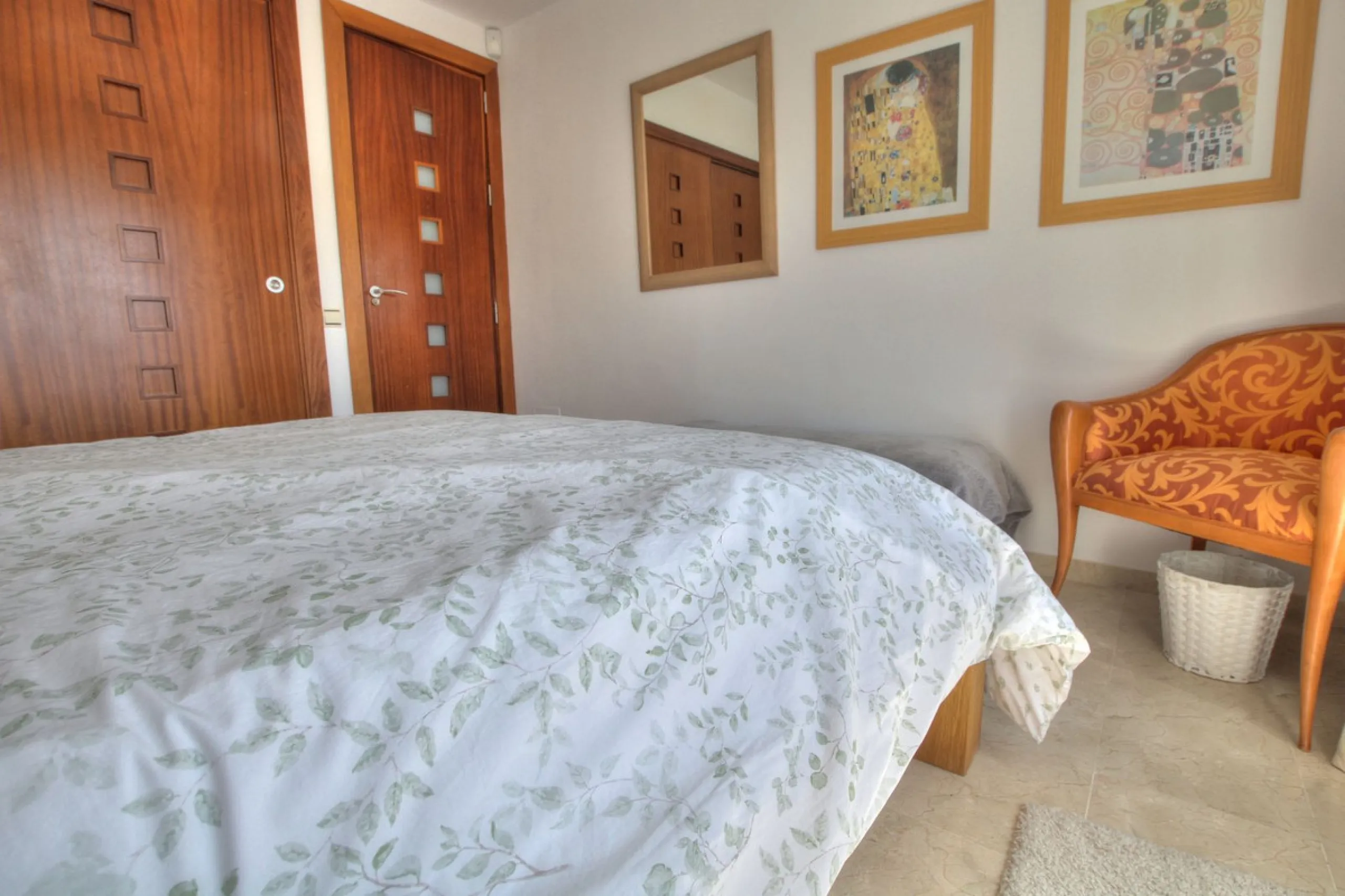 This luxurious and extra large townhouse in La Cala Golf offers plenty of living space, and fabulous open views to the golf course and the mountains beyond. The small gated community also has a wonderful communal pool and garden area. The house itself has