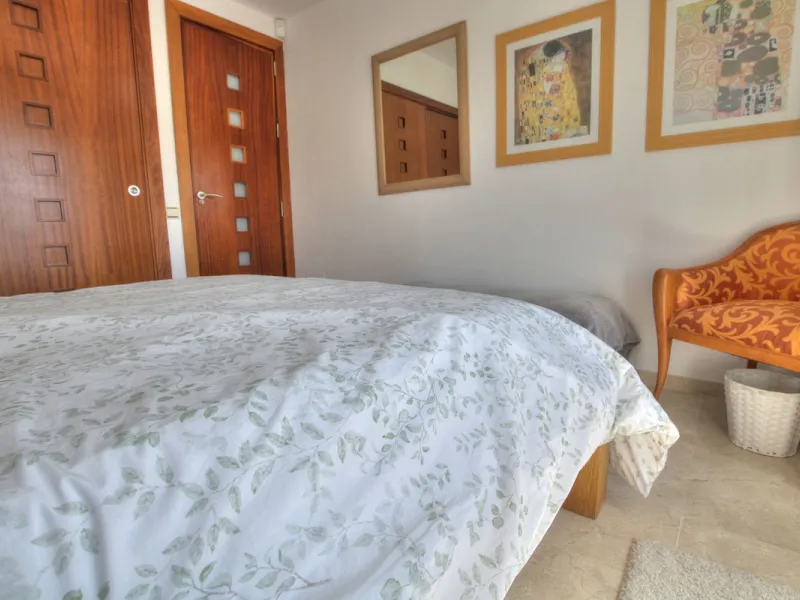 This luxurious and extra large townhouse in La Cala Golf offers plenty of living space, and fabulous open views to the golf course and the mountains beyond. The small gated community also has a wonderful communal pool and garden area. The house itself has